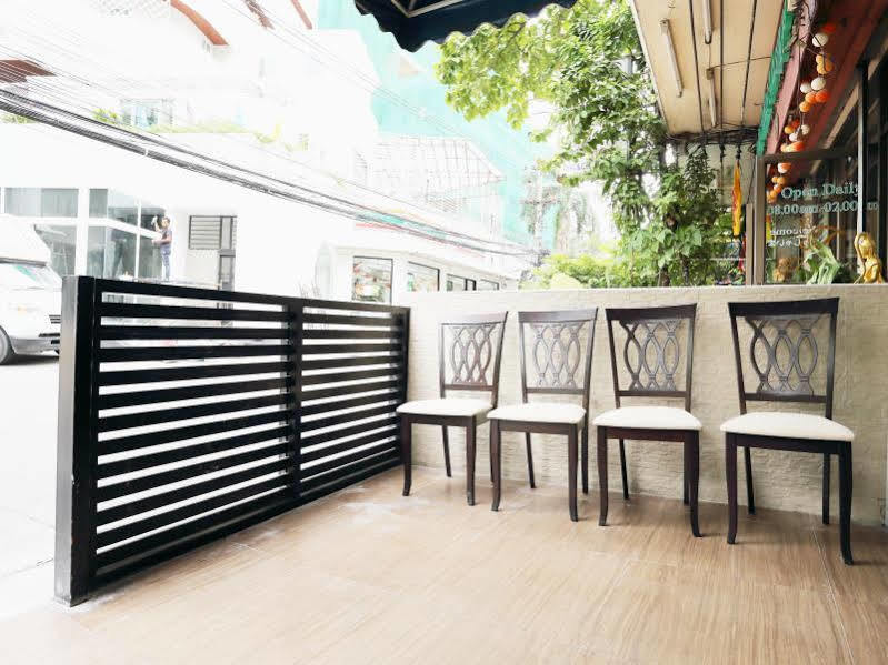 Sukhumvit 20 Guest House Bangkok Exterior photo